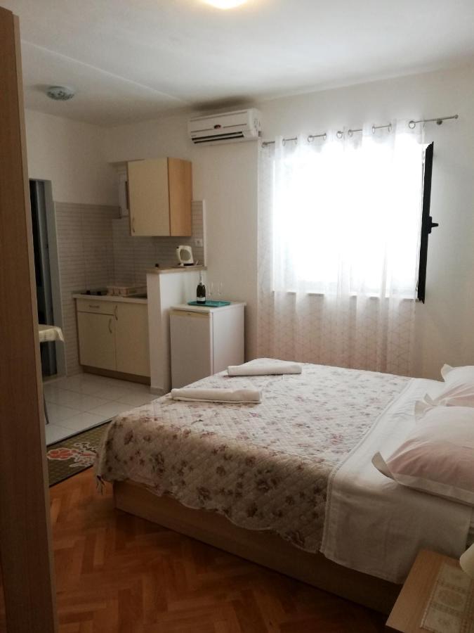 Apartments Aniko Saric Tučepi Exterior foto